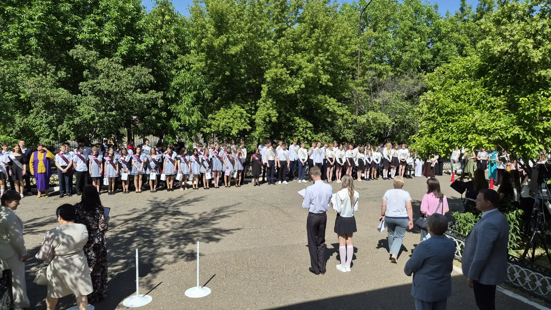 Для оренбургских выпускников прозвенел он – трогательный, звонкий, символический – посл...