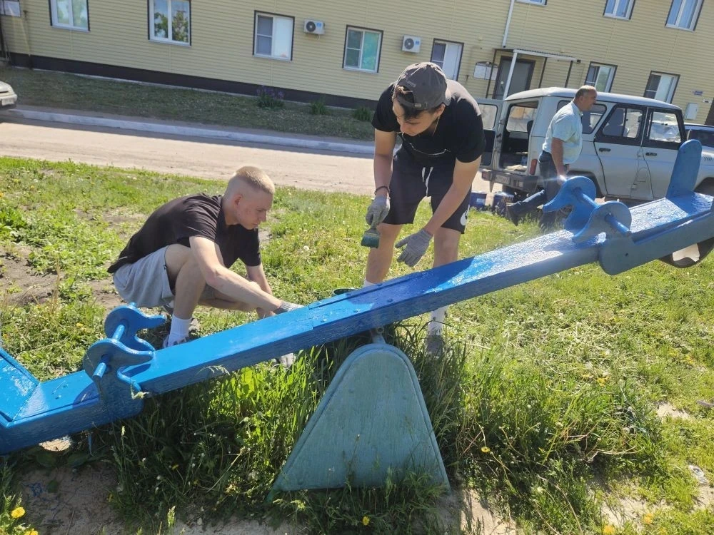 Трудоустройство школьников: работа на благо родного города! 🛠️  🎓Обучающиеся 10 «А» и 10 «Б» классов