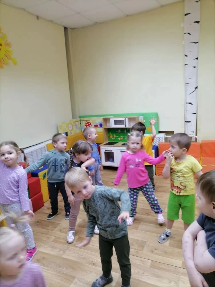 Каждое утро в нашем детском саду начинается не с капризов, а с веселой и бодрой зарядки...