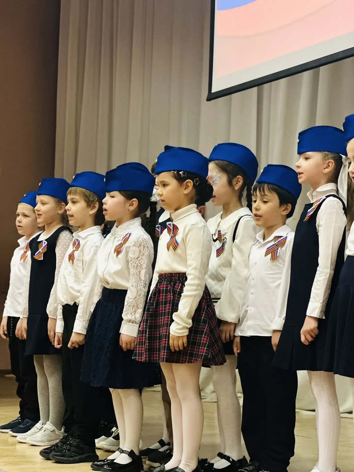 4-5 марта в двух школьных отделениях «Лиги первых» прошёл КОНКУРС ПАТРИОТИЧЕСКОЙ ПЕСНИ «БИТВА ХОРОВ»