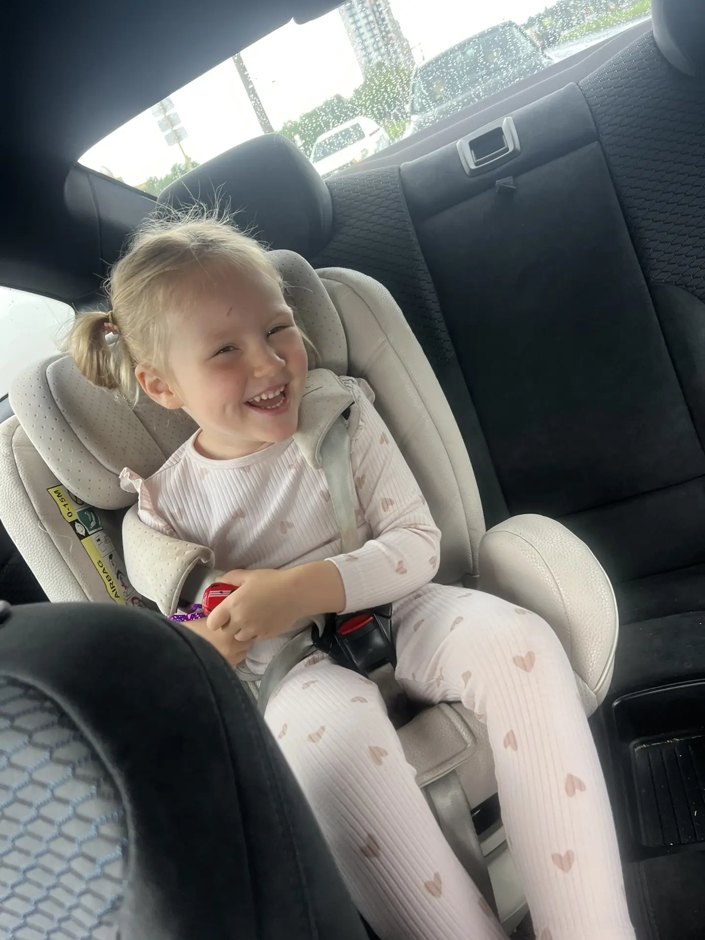 Когда узнала что тебя из садика сегодня забирает папа 😍🤩🥰