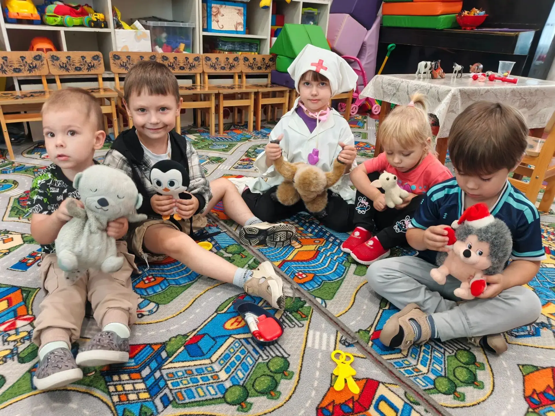 Птичек, кошек и собак,