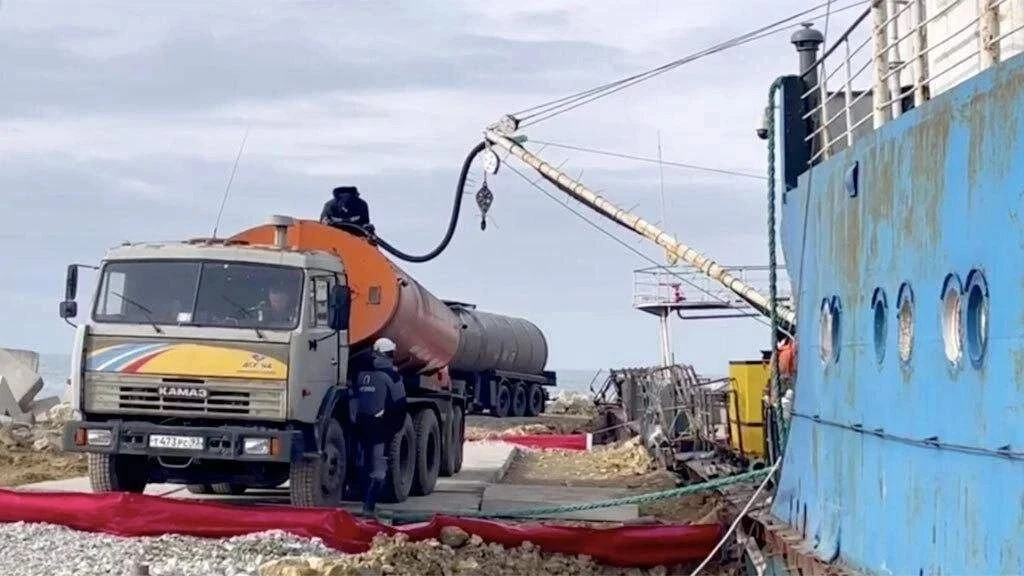 Откачка мазута из затонувших танкеров «Волгонефть-212» и «Волгонефть-239» в Керченском ...