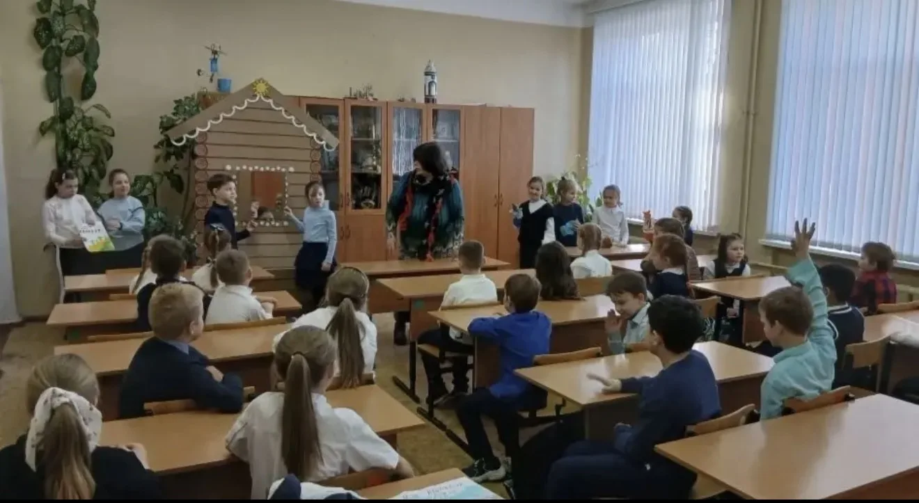 В 3 «Э» классе состоялось праздничное мероприятие, посвящённое Дню театра. Ученики подготовили для п