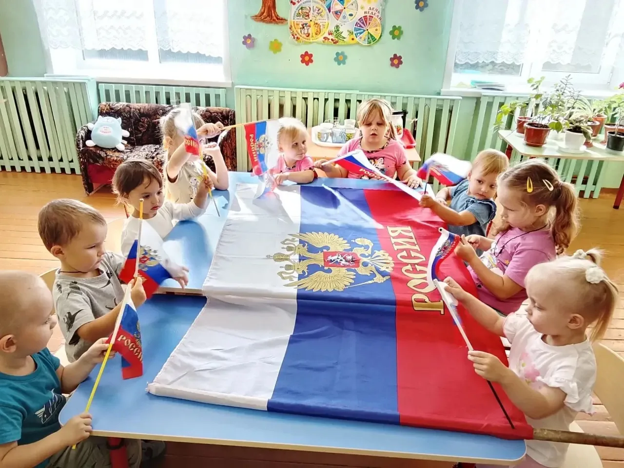 В преддверии Дня Государственного флага Российской Федерации (22 августа) в младшей- ср...