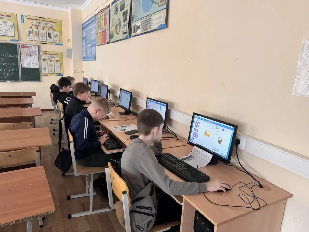 Учащиеся Островецкой школы с удовольствием занимаются Scratch  - программированием.  Занятия проходя
