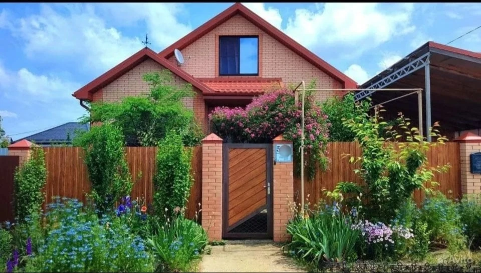 📍Дом с прекрасным садом и цветущей магнолией 
🏡Дом 140 м2 (кухня-столовая, 4 комнаты, прихожая, кл