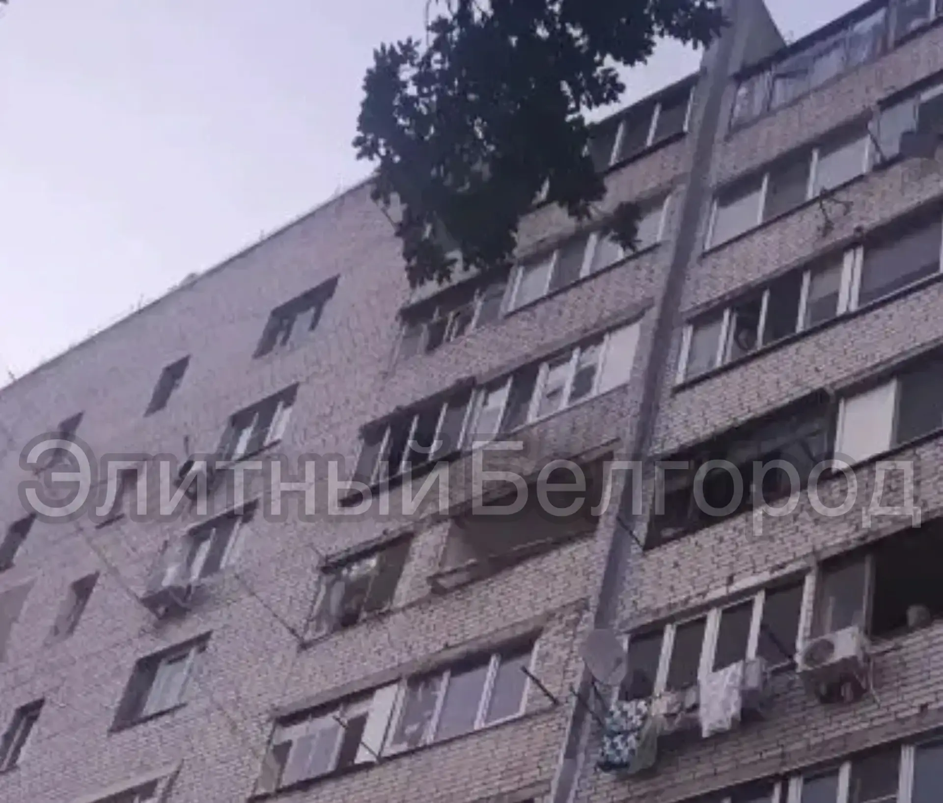 ❗️Публикуем кадры с последствиями удара FPV-дрона по многоэтажке в Майском