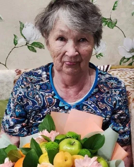 дома, но она окружена заботой и вниманием своих детей. Гордится, что воспитала их чутки...