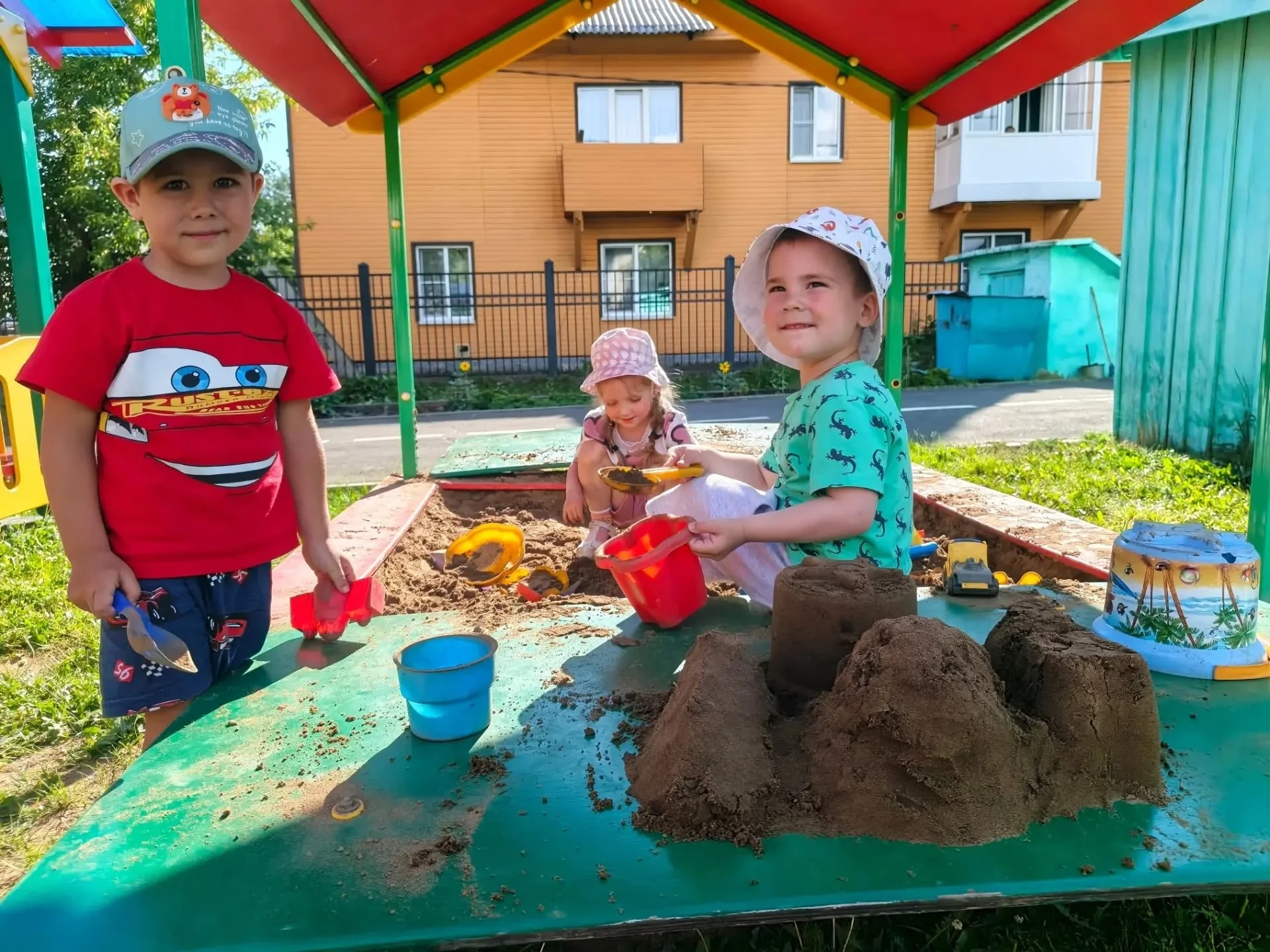 Наш День песочных замков в детском саду! 🏖️
Сегодня у нас был настоящий праздник творчества и летне