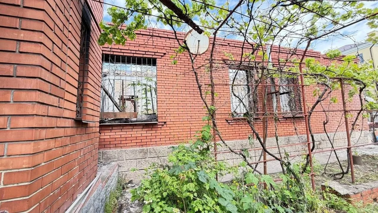 Продаётся дом 74 м², пострадавший во время БД.  Документы оформлены в Росреестре.  Земельный участок