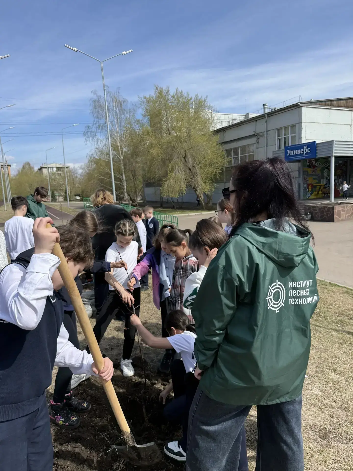 Акция "Сад Памяти"  🌳 Ребята 3 Е класса совместно с третьекурсниками Института лесных технологий Сиб