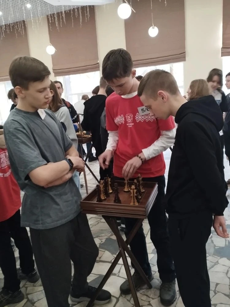 Обучающиеся 8 "А" и 8 "Ж" классов приняли участие в профессиональном интенсиве "Мир профессий", кото