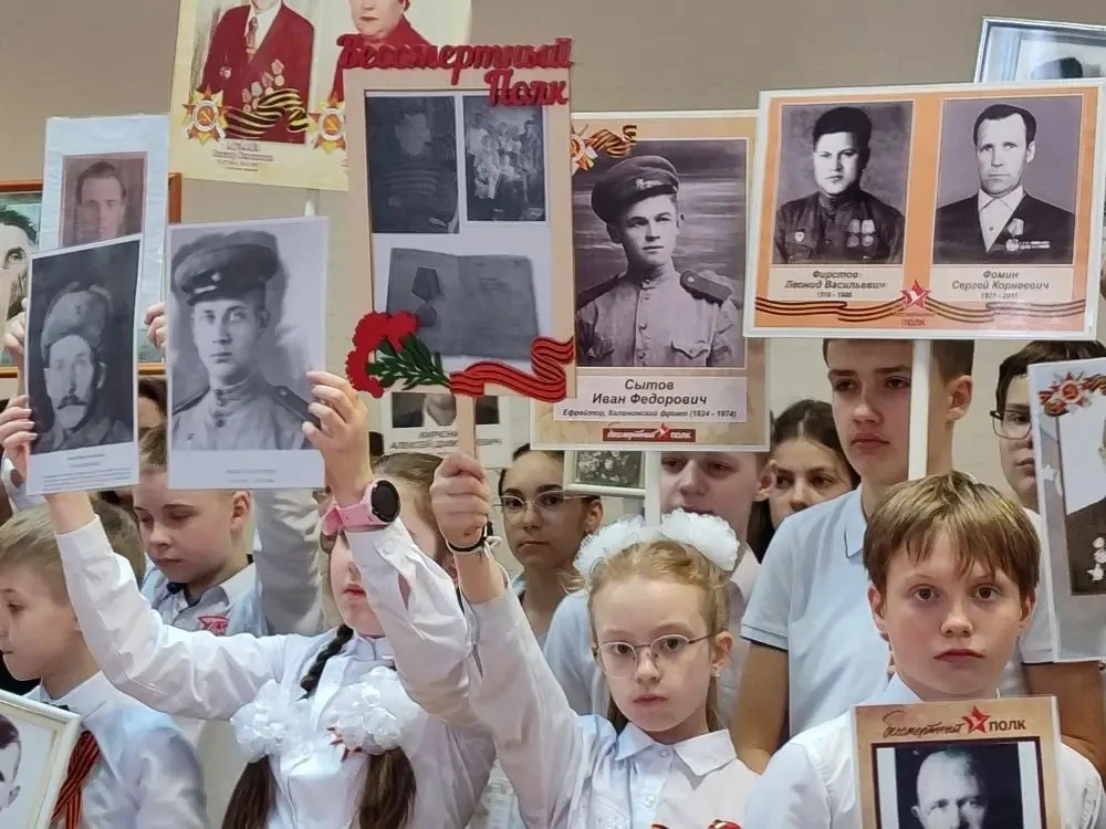 🎗️Бессмертный полк"🎗️  Сегодня ученики собрались, чтобы почтить память героев, которые отдали свои ж