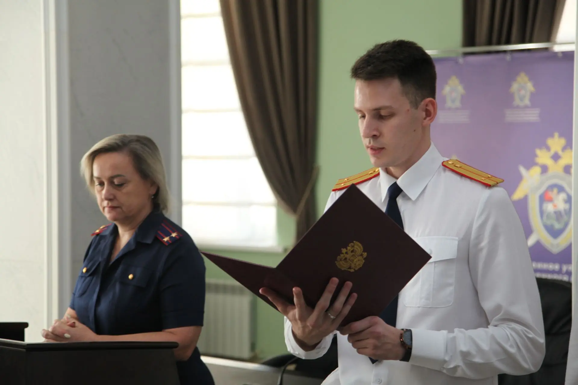 В Волгограде выпускникам академии СК России вручили служебные удостоверения