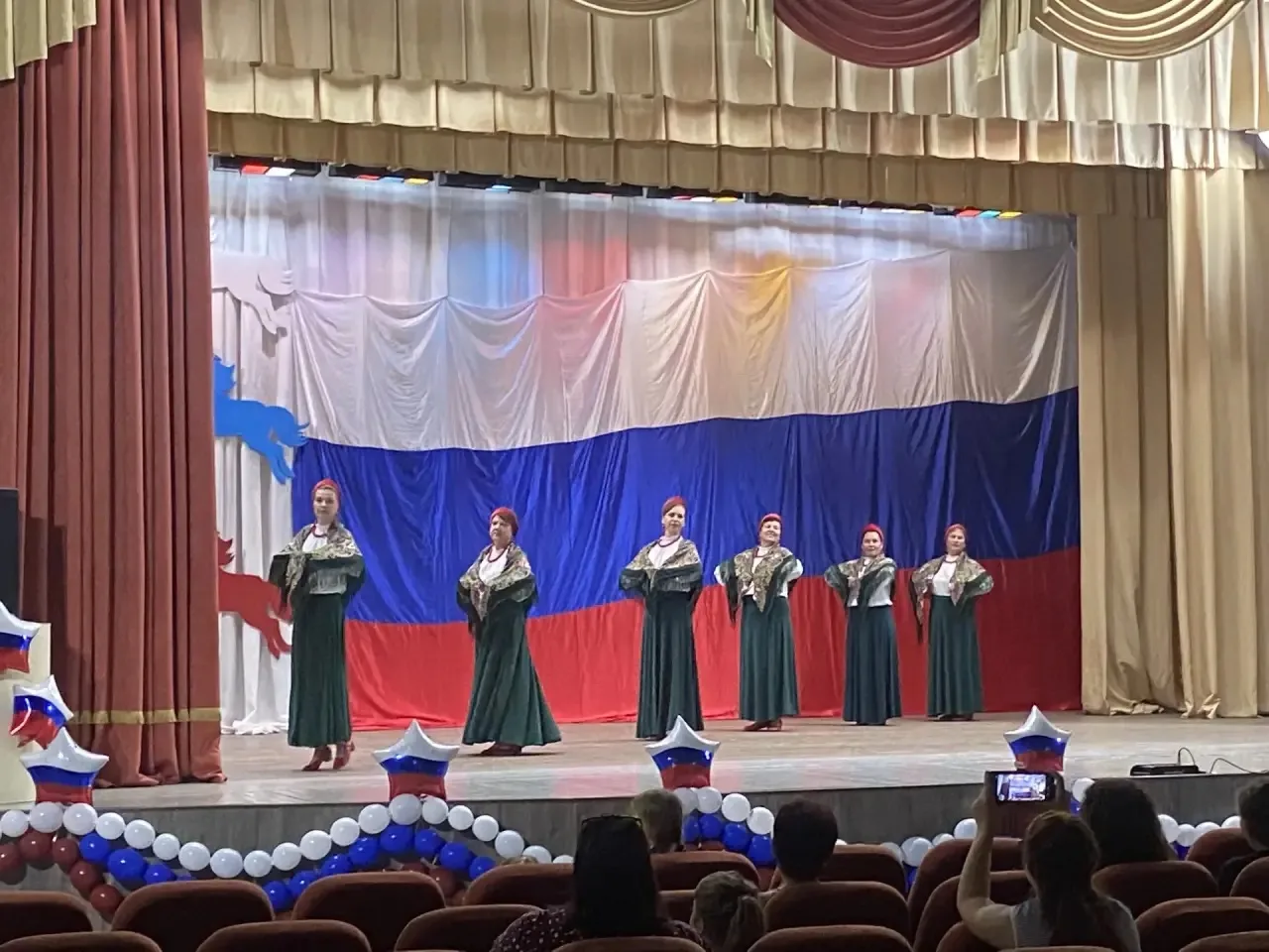Праздничный концерт ко Дню России прошёл в Приморском 🇷🇺🎵

12 июня в Доме культуры посёлка Примор