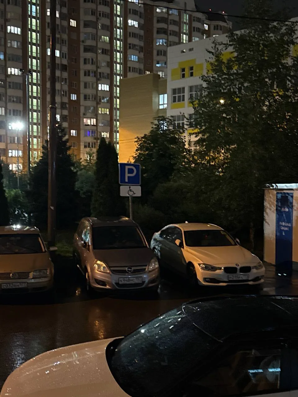 Прямо сейчас на одну из этих машин выбросили на крышу вейп.