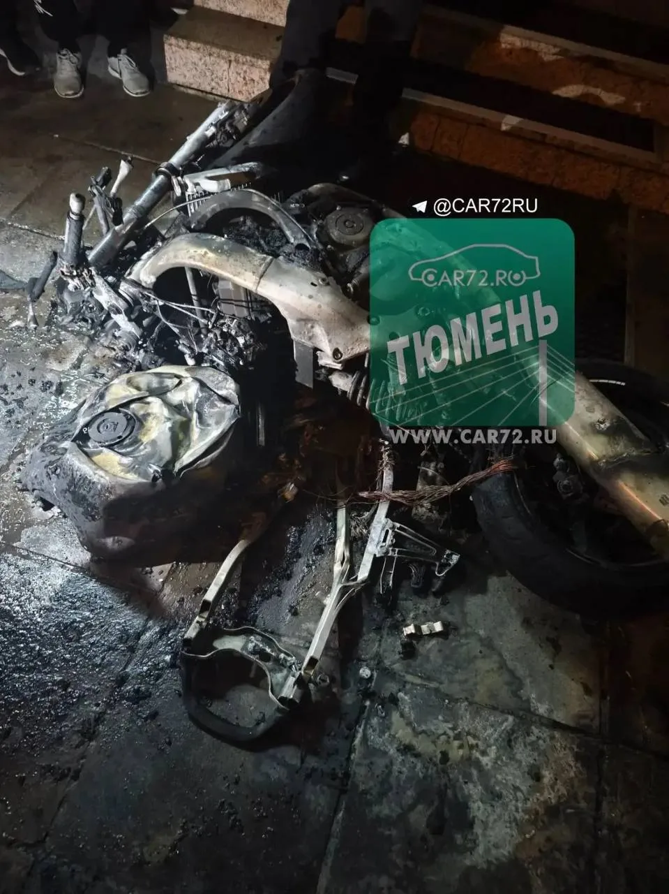 Мотоцикл полностью сгорел после ночного ДТП в центре Тюмени 😱