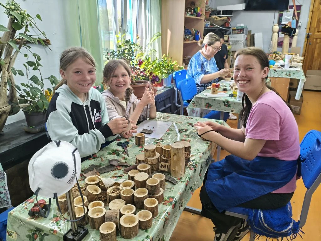 На очередном занятии кружка "Дархан" по изготовлению национальных сувениров девочки с увлечением про