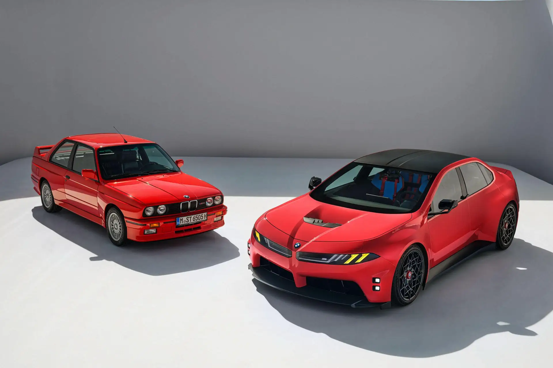BMW поделилась новыми фото концепта BMW M Neue Klasse

На одном из снимков концепт позирует рядом с 