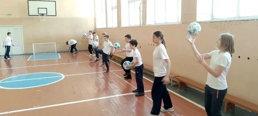 В рамках проекта "Футбол в школе"  в нашем лицее  проходят футбольные уроки физкультуры. Нас посетил