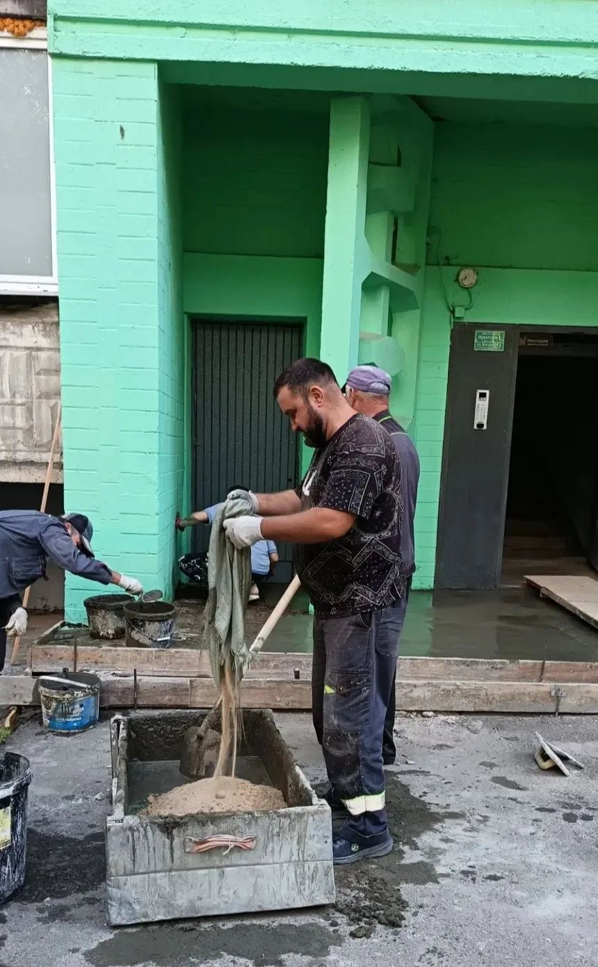 Продолжаем работу по ремонту входных групп жилых домов 🏡