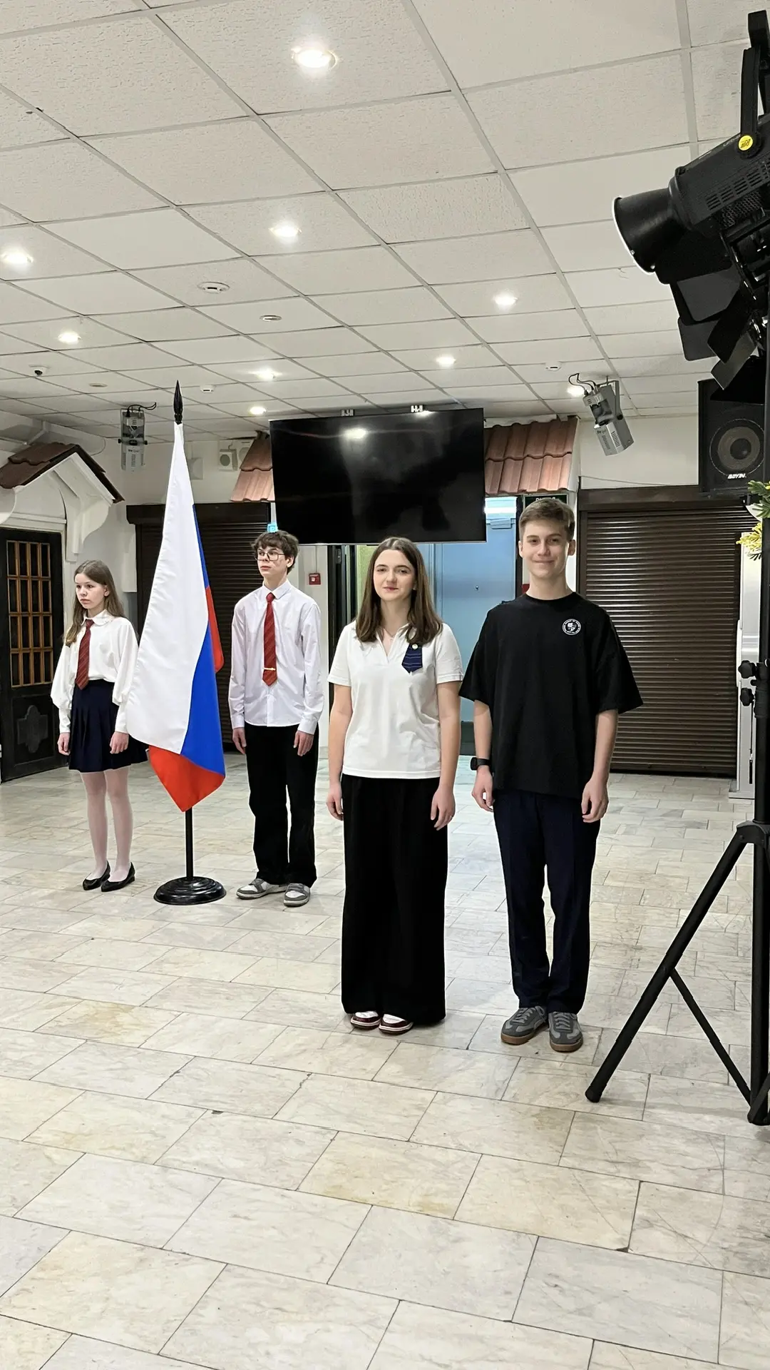🇷🇺 Новая неделя начинается с флага!  Утро понедельника в нашей школе традиционно началось с торжеств