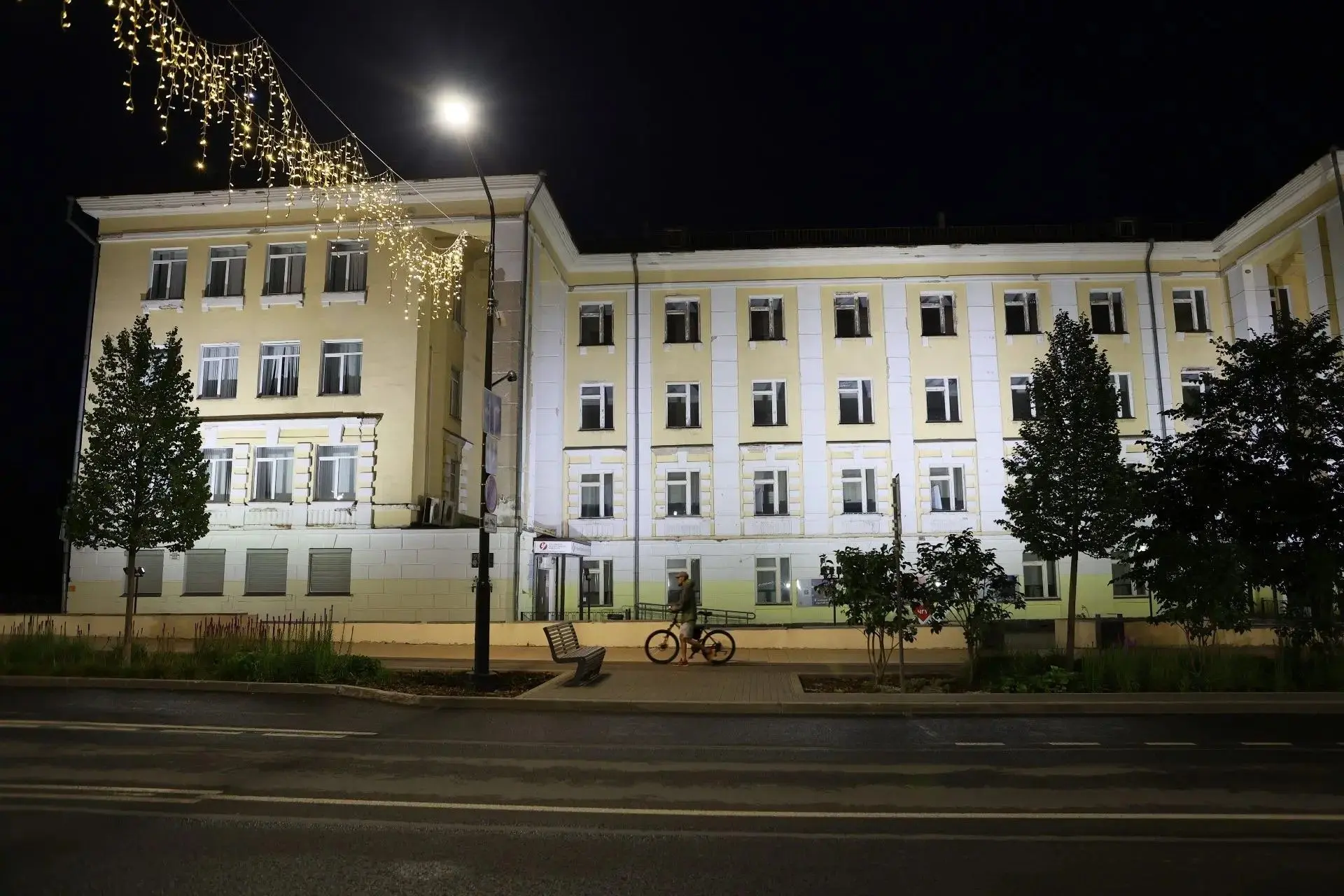 ✨ Подсветка смонтирована ещё на трёх зданиях Советского проспекта в Череповце. 

При поддержке бизне