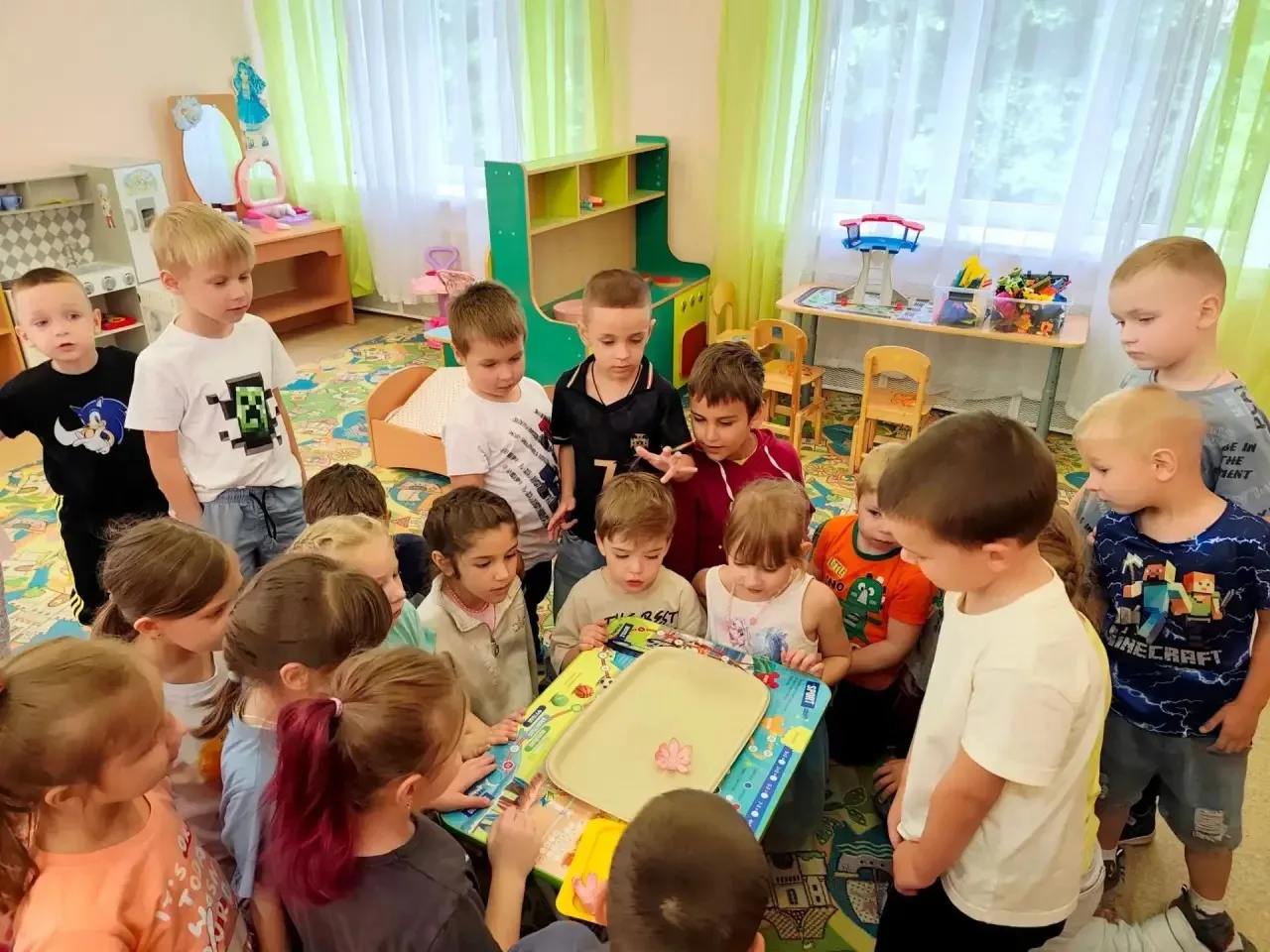 В рамках "Недели экспериментов"🔍🔦🧐 Ребята старших групп эксперементировали с водой. Проведение оп