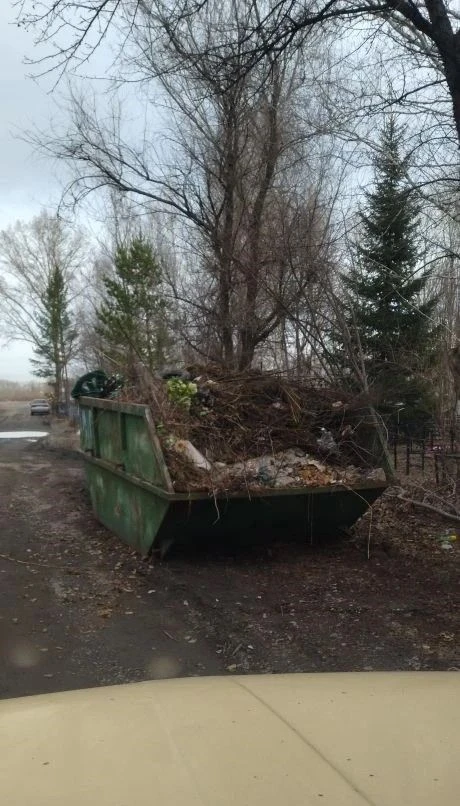 В Бийске продолжаются работы по благоустройству городских территорий и ремонту дорог ⁣ 🚜Проводится у