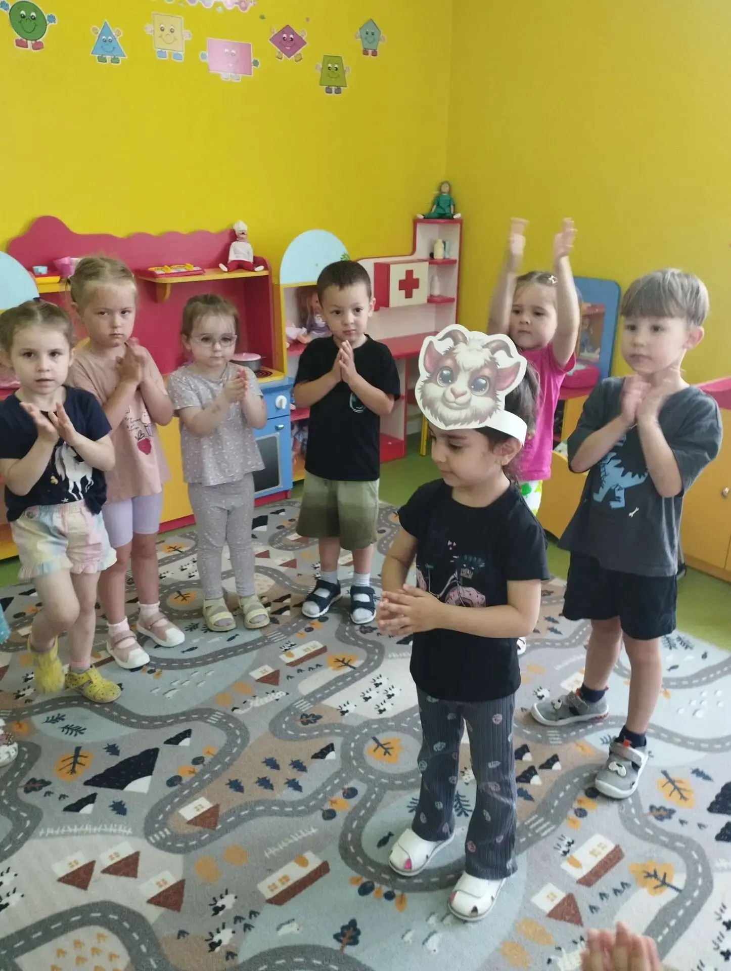 Дети из группы "Волшебники ", играя в фольклорную игру " Пошла коза по лесу" ,получили ...