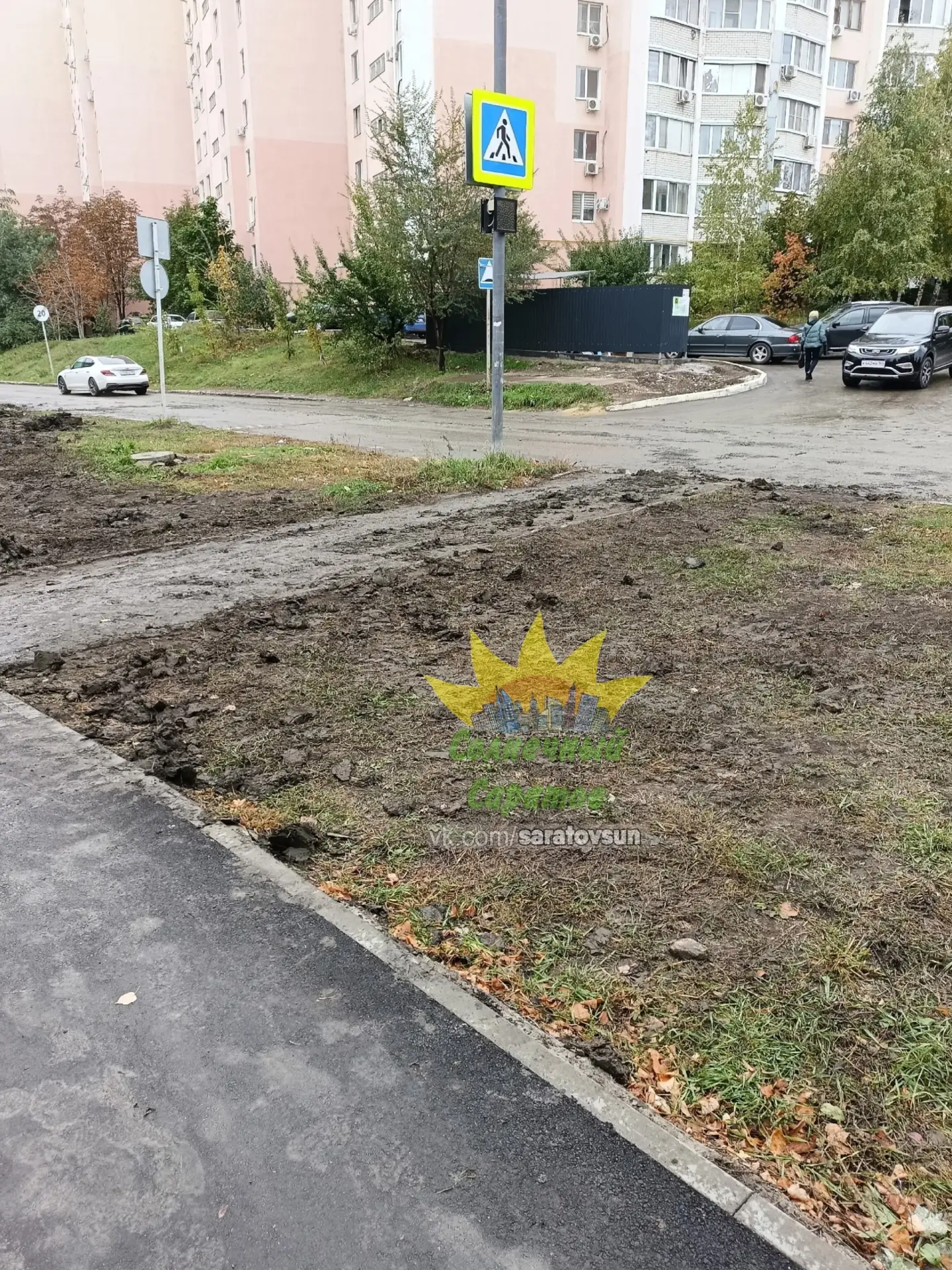 4.10 в очередной раз ремонтировали протечку у 61 школы. Грязную землю в итоге раскатали...