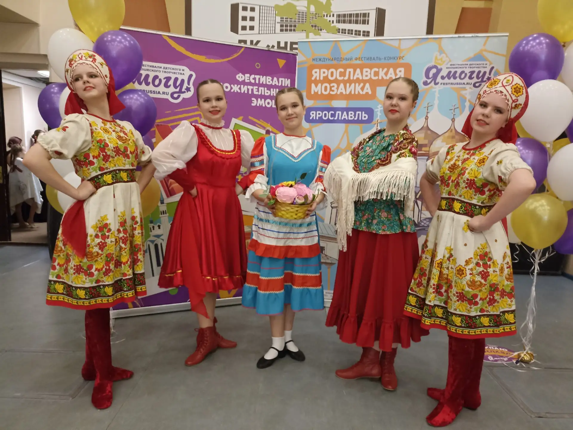 28 учеников (2-9 класс) с ансамблем "Сувенир" успешно выступили 2-6 мая на Международном конкурсе "Я