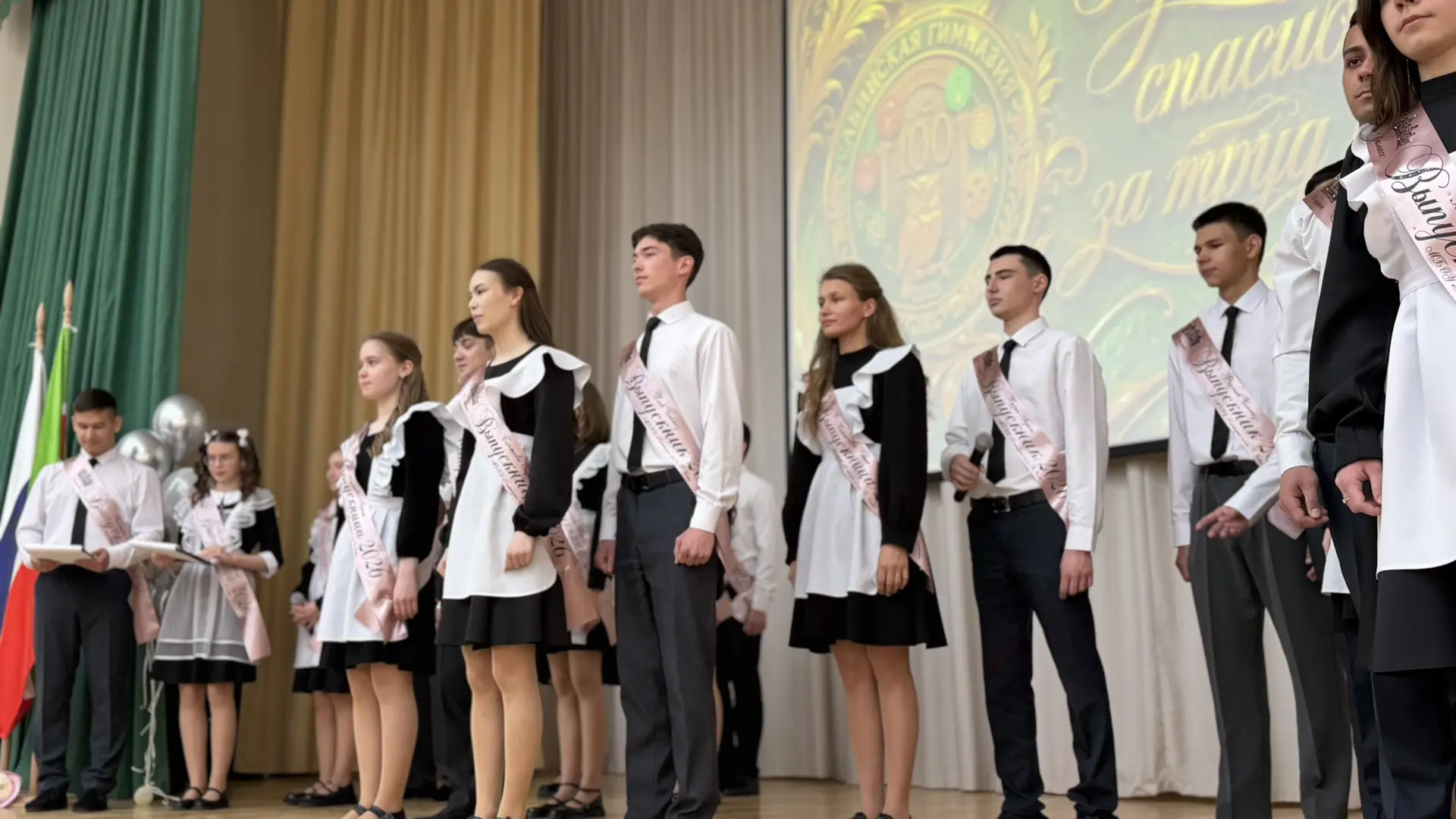 Последний звонок: «Самолётик будущего» — символ нового начала💛  Сегодня мы отмечаем важный рубеж в ж
