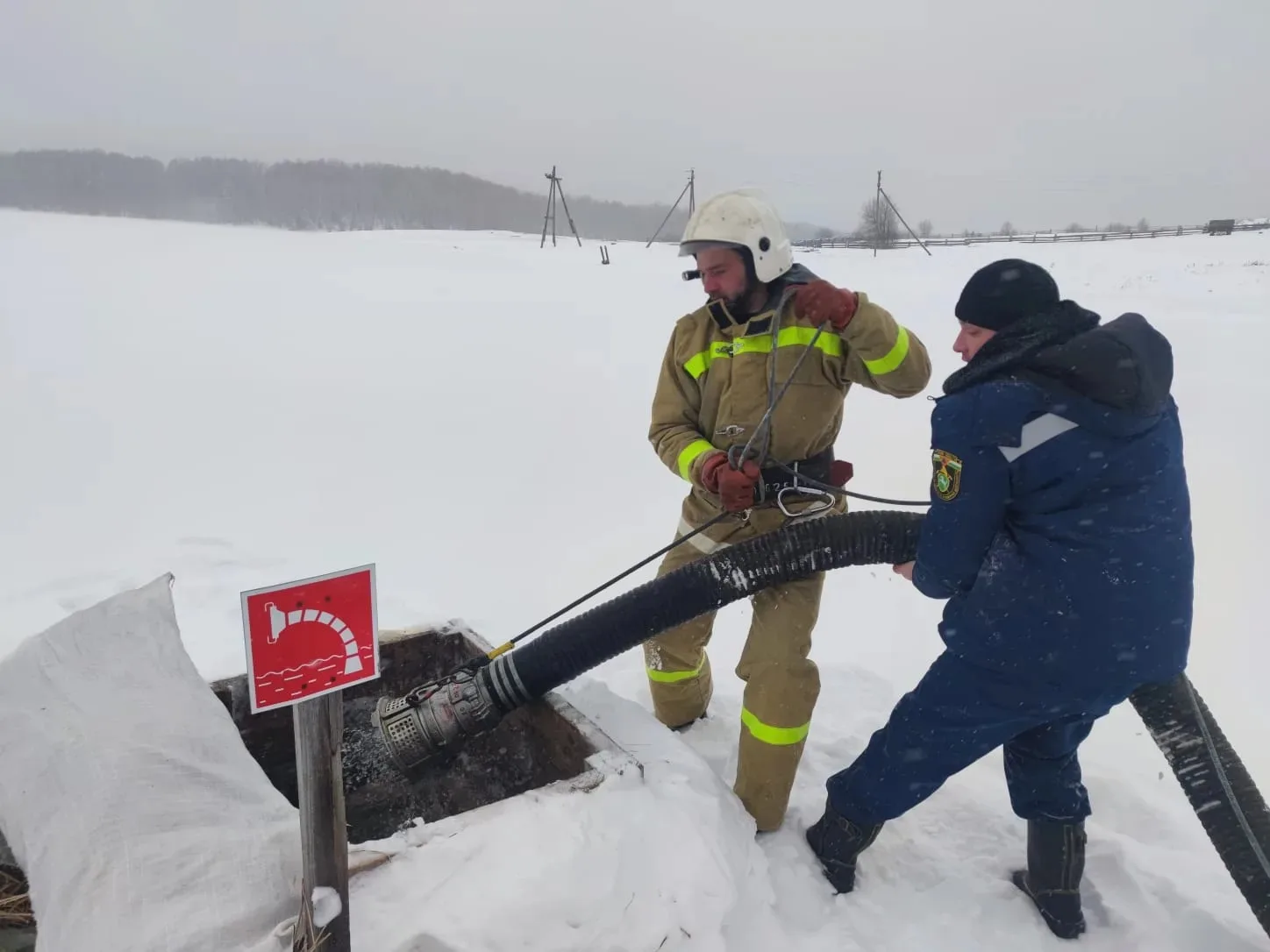 👨‍🚒Работники ПЧ с.Тунгусово отработали норматив по забору воды из природного водоема....