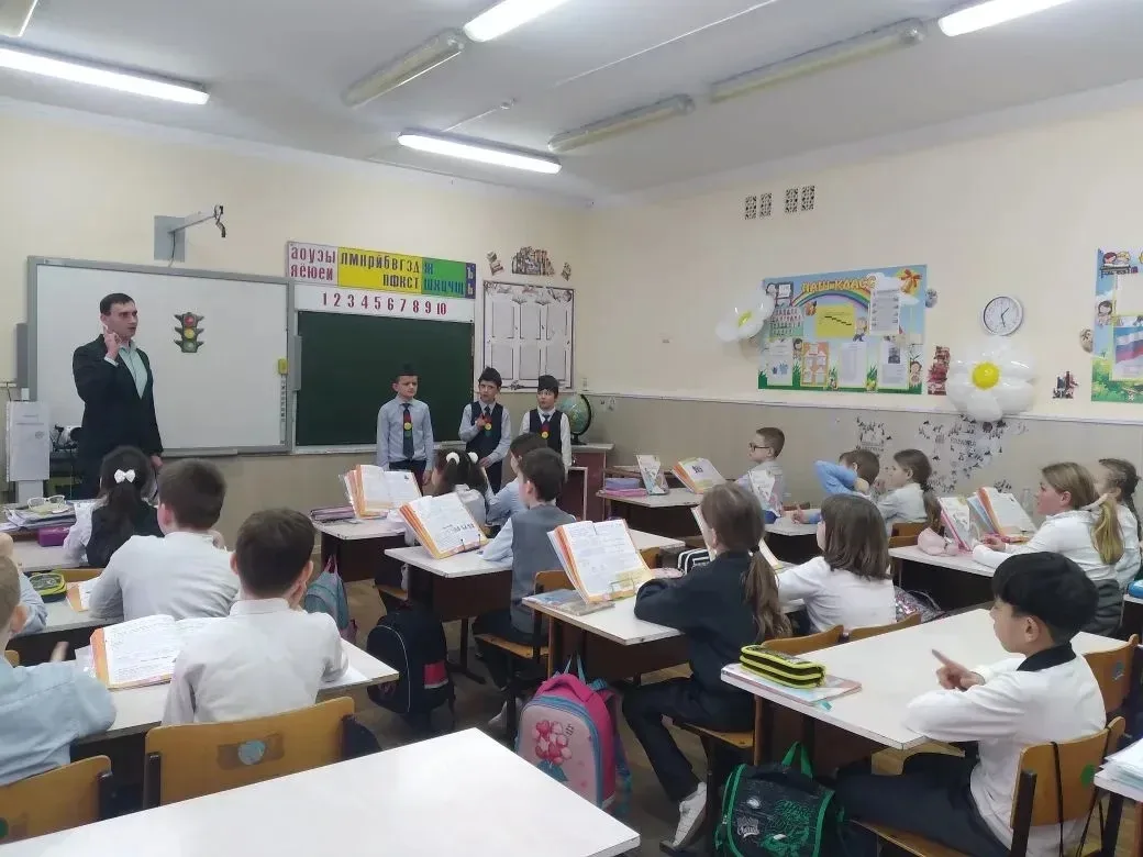 🚦 Учимся безопасности на дорогах!  Сегодня у ребят из 2-го класса МБОУ СОШ №18 прошло необычное и оч