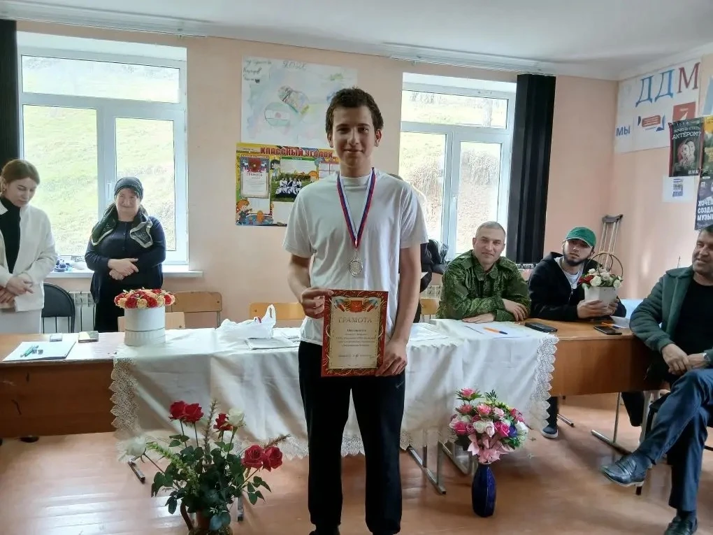 Награждение грамотами и медалями на первенстве по стрельбе из пневматической винтовки п...