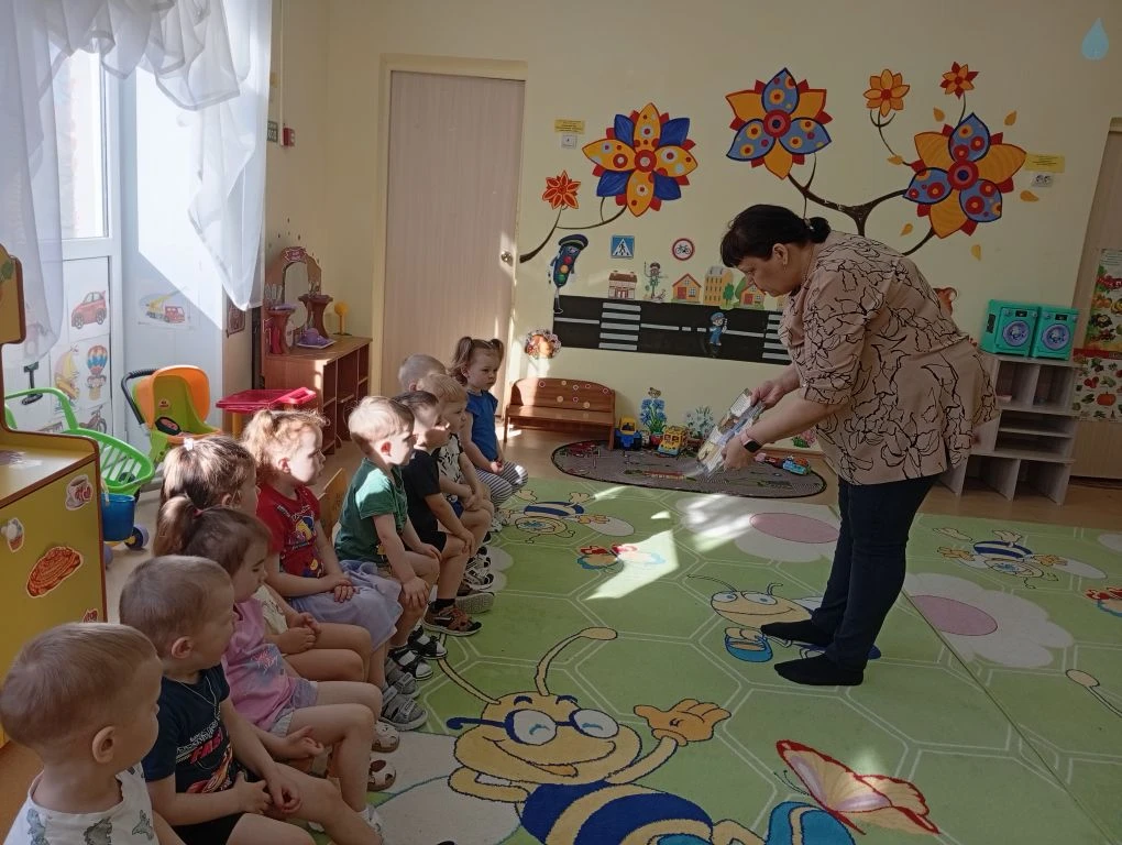 Сегодня, 7 апреля.  библиотекарь Ирина Владимировна Подкорытова окунула наших малышей и...