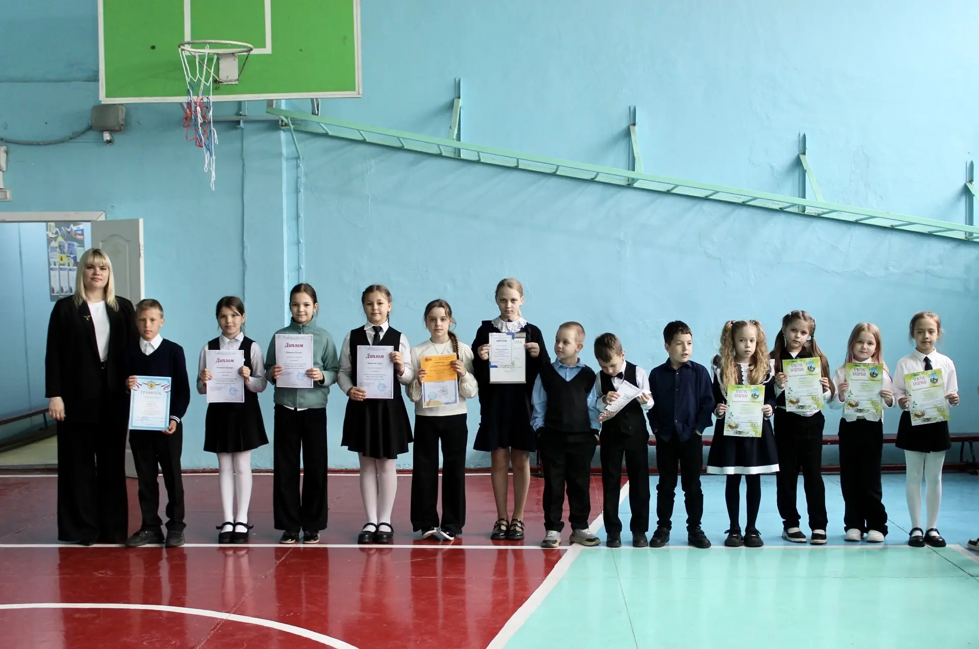 🎓 Сегодня в нашей школе прошли итоговые линейки, посвященные завершению учебного года! 🎓  Мы подвели
