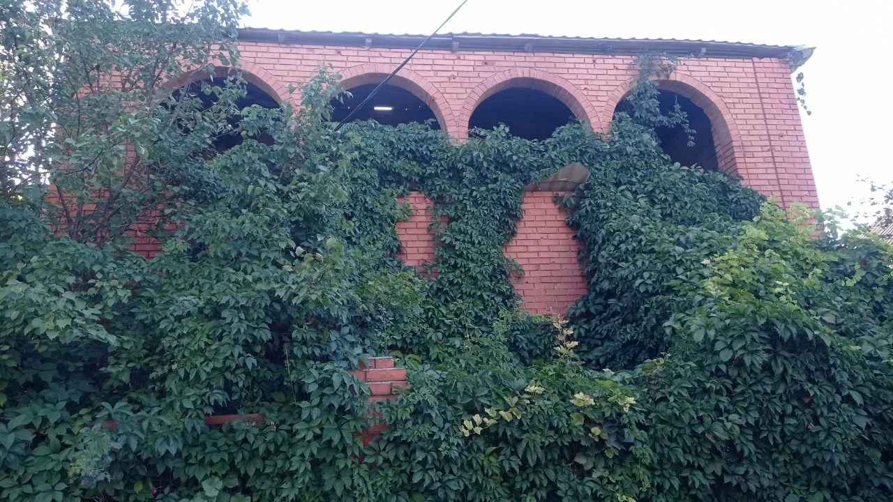 Продам В Мариуполе  большой дом в Мариуполе,  на Левом берегу (ориентир м-кр  Ленинградский), до мор