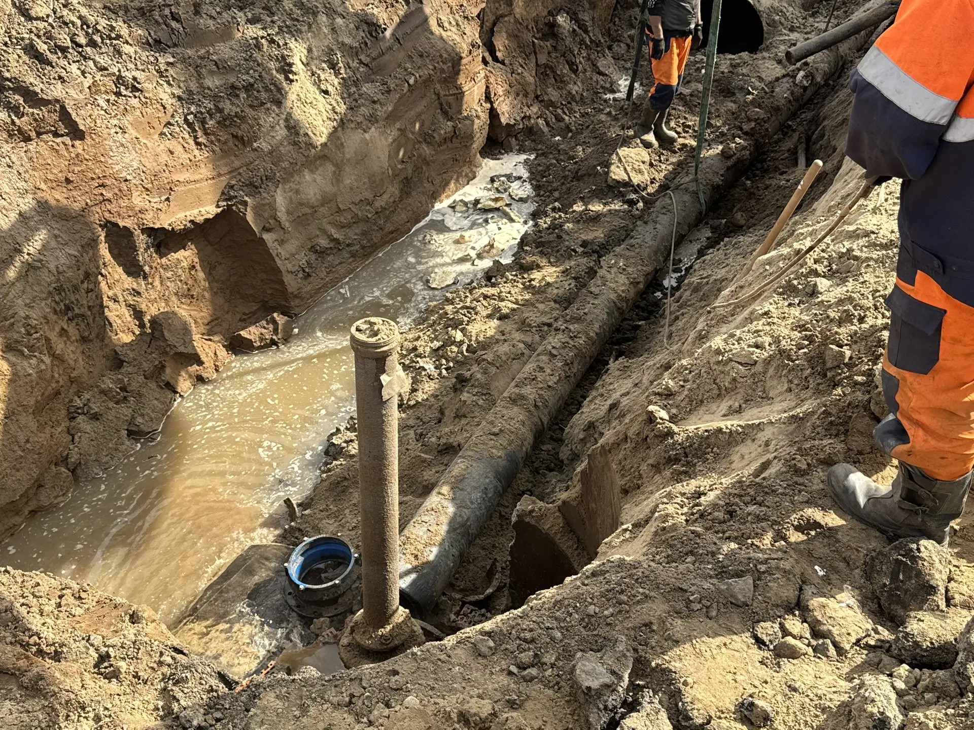 Аварийно-восстановительные работы на поврежденном водопроводе по ул.2-Азинская, 35, вып...