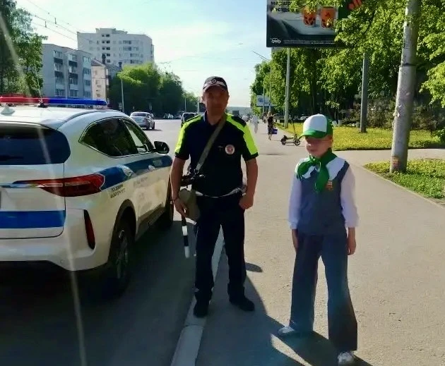 🚦Сегодня ребята из отряда ЮИД совместно с сотрудниками ГИБДД в рамках профилактического мероприятия 