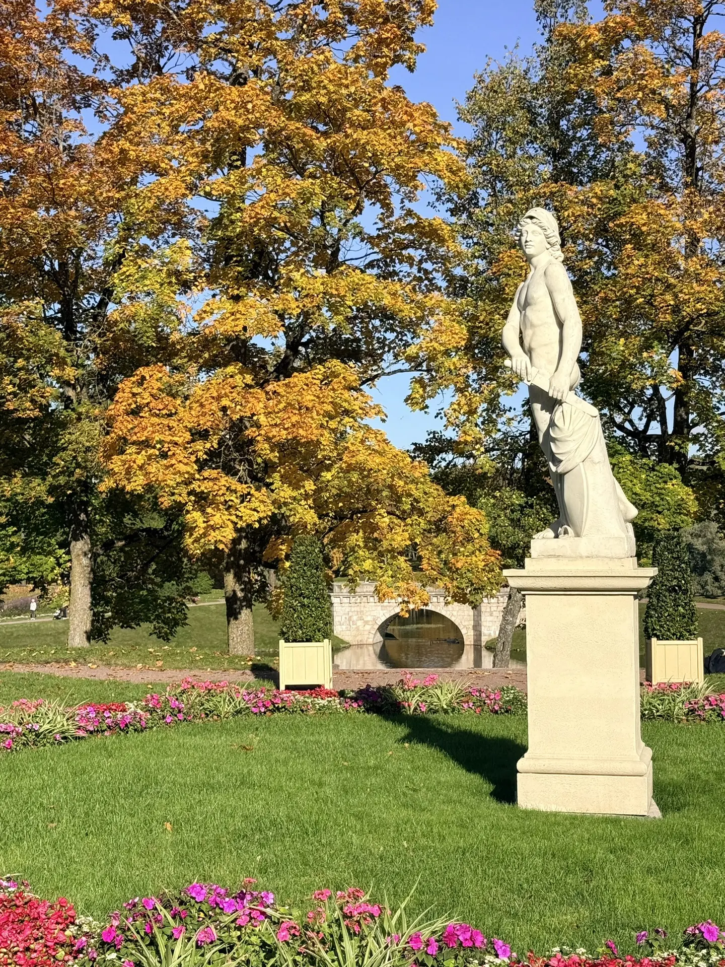Золотая осень 🍂 в парке в Гатчине. Невероятной красоты краски осени радуют глаз: пригр...