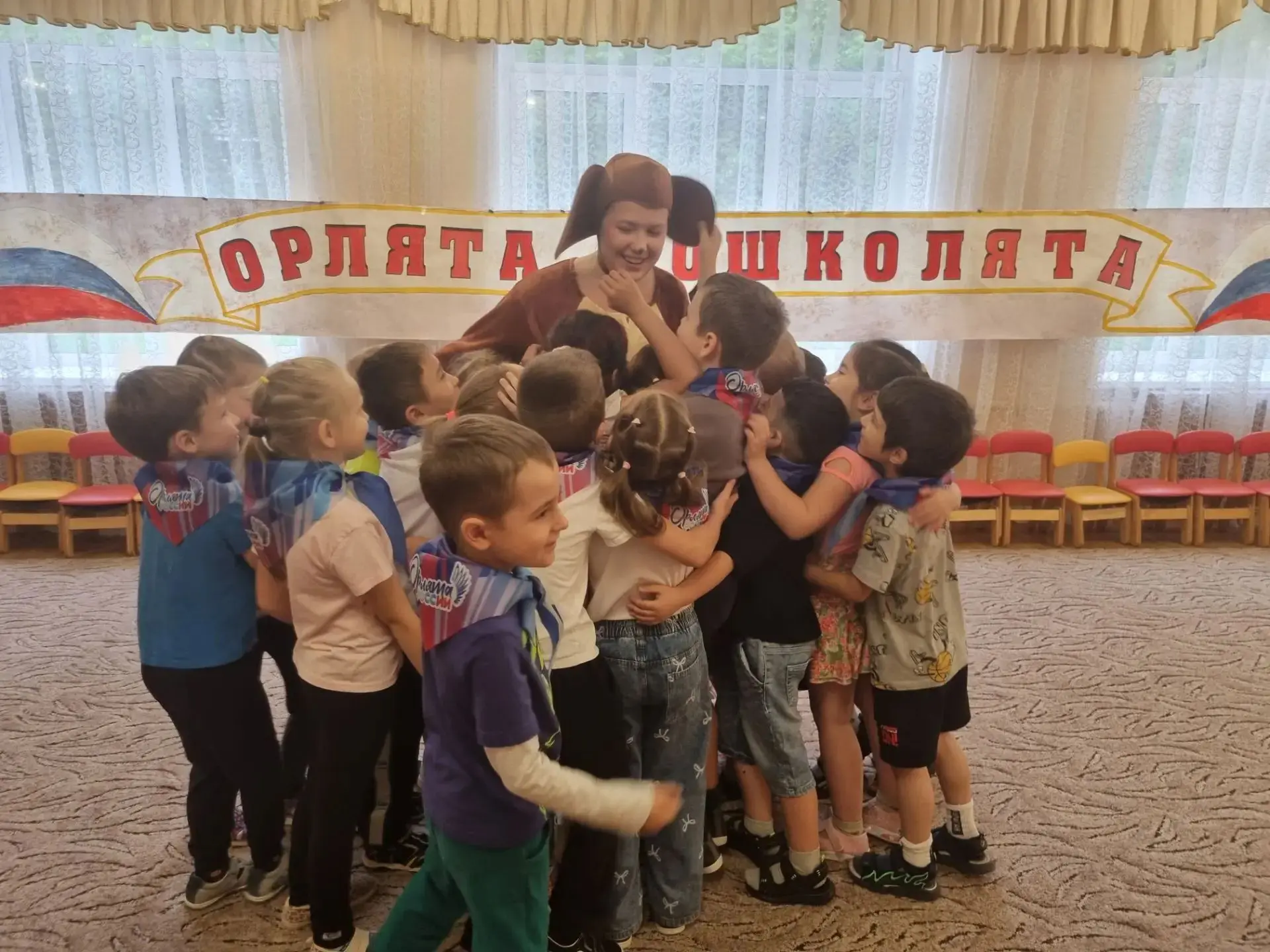 После торжественного посвящения детей подготовительной группы в «Орлята-дошколята» к ре...