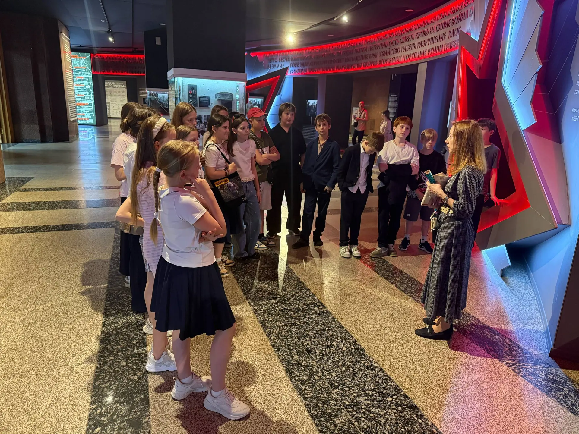 🇷🇺Память сильнее времени: 5-е классы на квесте «Подвиг народа»  Ученики 5 «В» и 5 «Д» классов принял