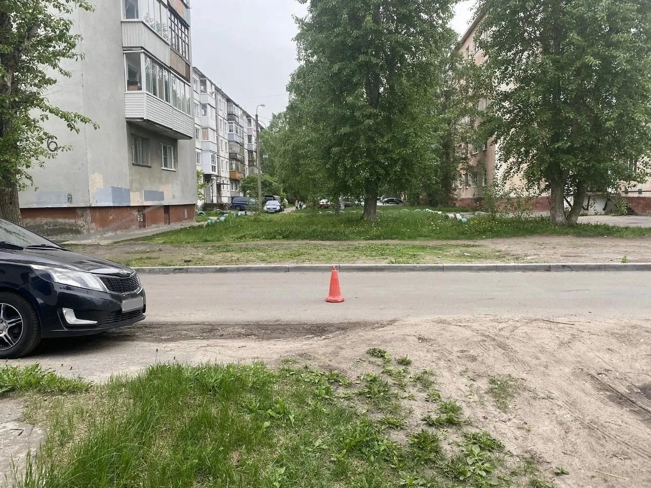 15 мая в 18:35 во дворе дома 6 по пр. Труда, неустановленный водитель, при движении задним ходом, до