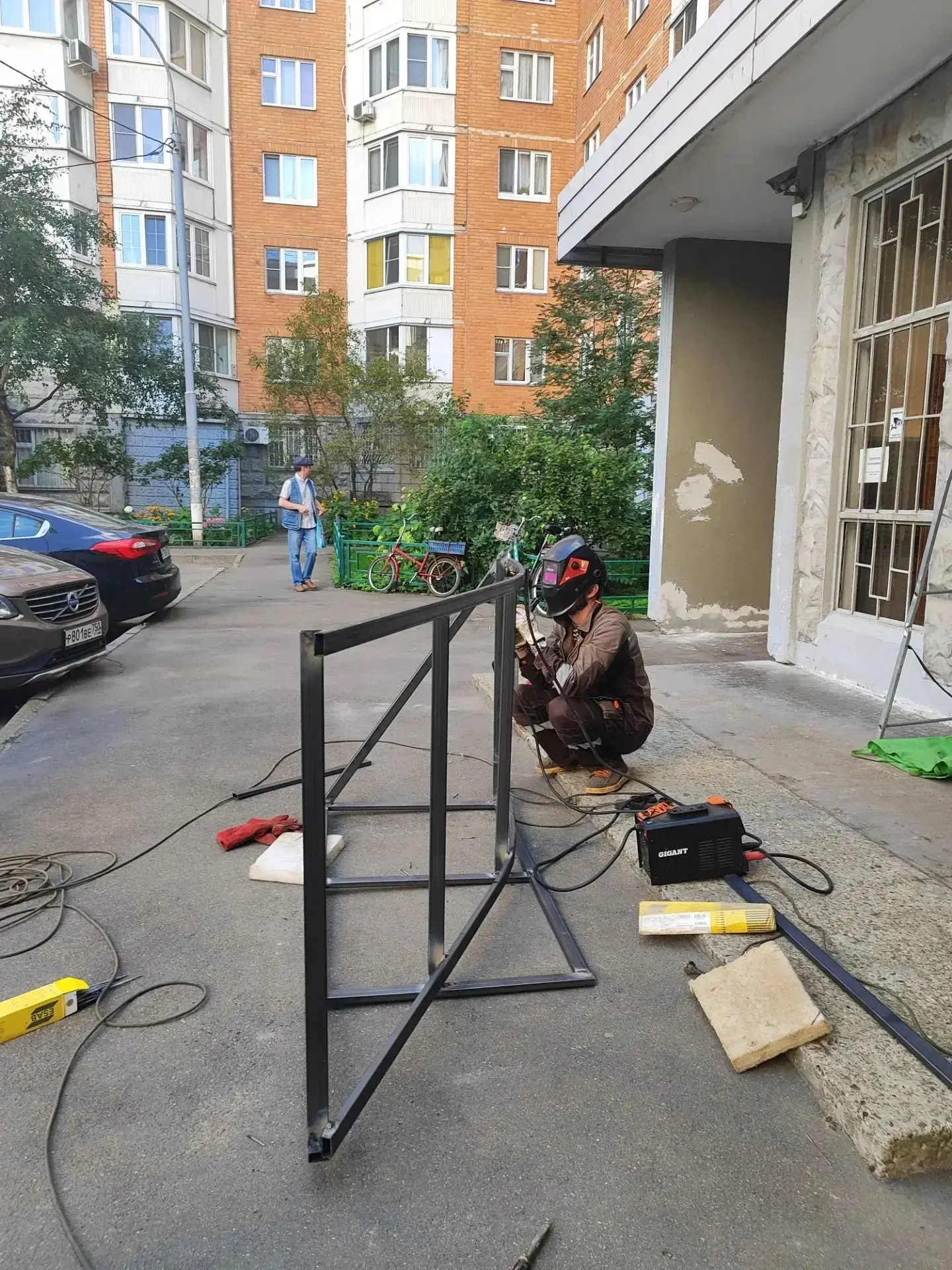 Наряду с подготовкой к осенне-зимнему периоду, сезонными работами и регулярным содержан...
