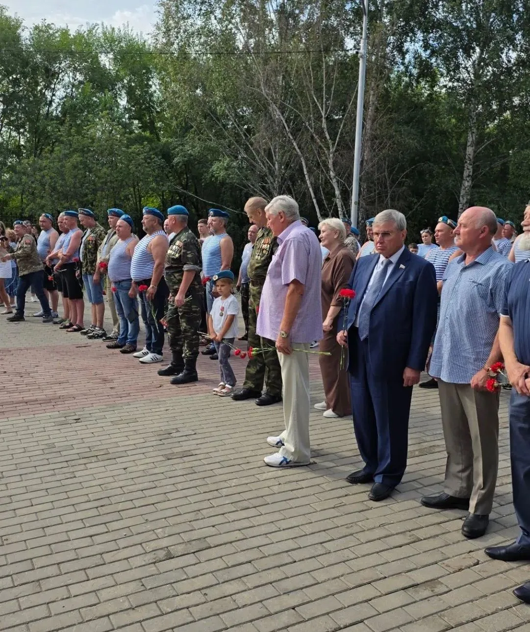 Сегодня мы посетили места, связанные с историей и службой нашей Родины. Мы возложили цв...