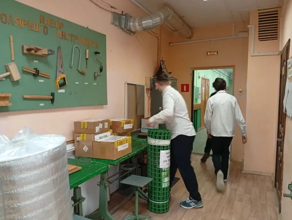 Учащиеся, педагоги и родители школы имени Д. И. Зернова приняли участие в сборе гуманитарной помощи 
