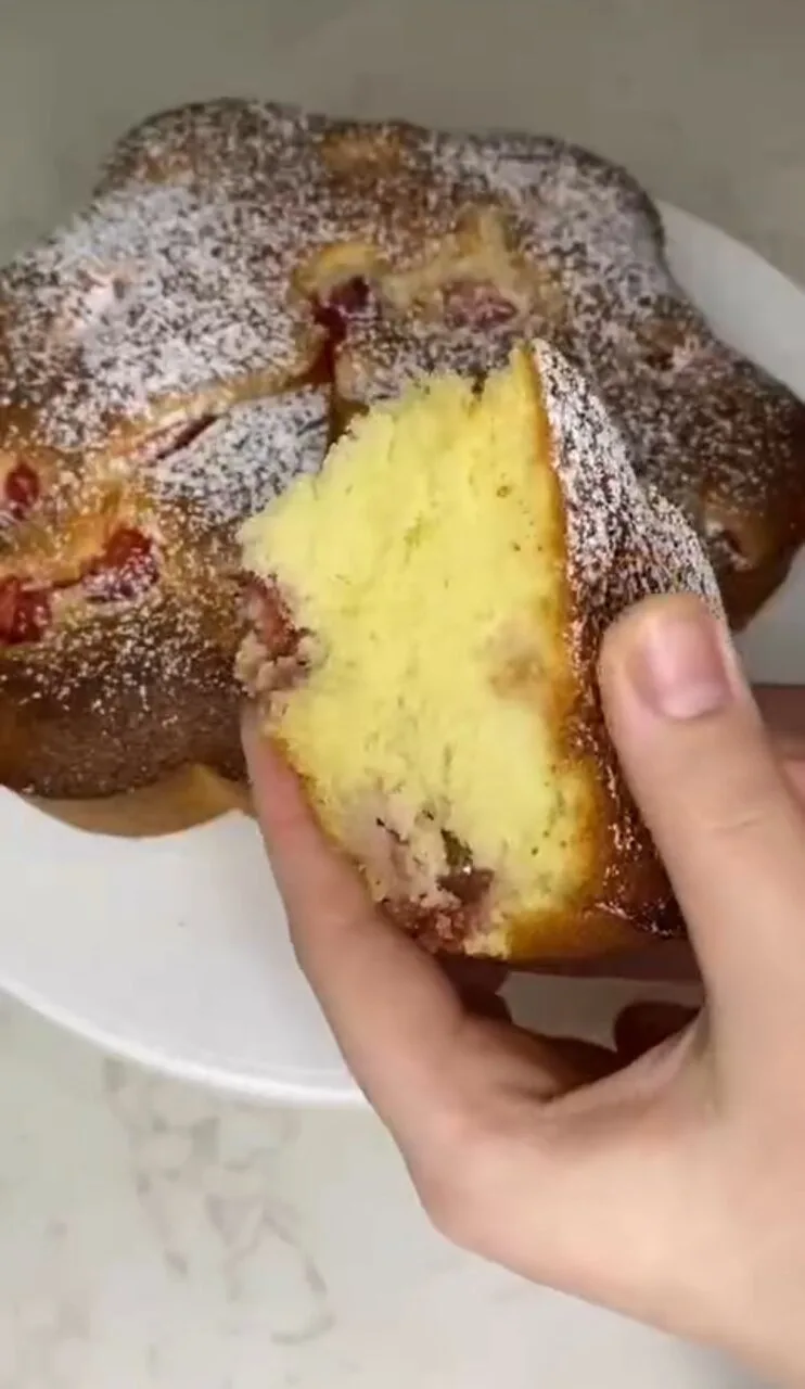 🥧 Нежный и пышный домашний пирог с сочными ягодами на молоке.